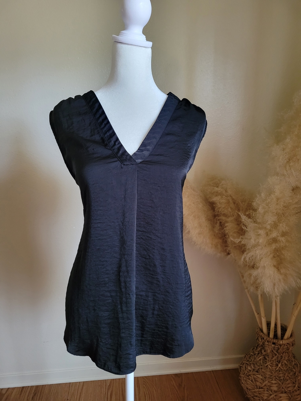 Vince Camuto Black V-Neck Sleeveless Satin Feel Shell Top Sz Large High Low Fit